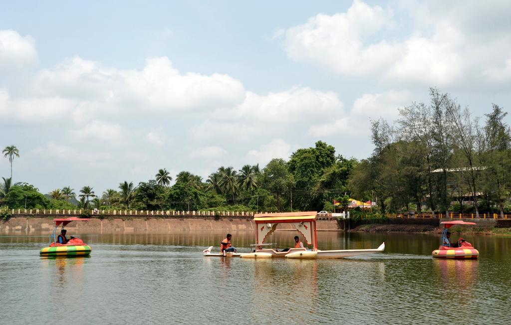 Mayem Lakeview Hotel Goa Kültér fotó