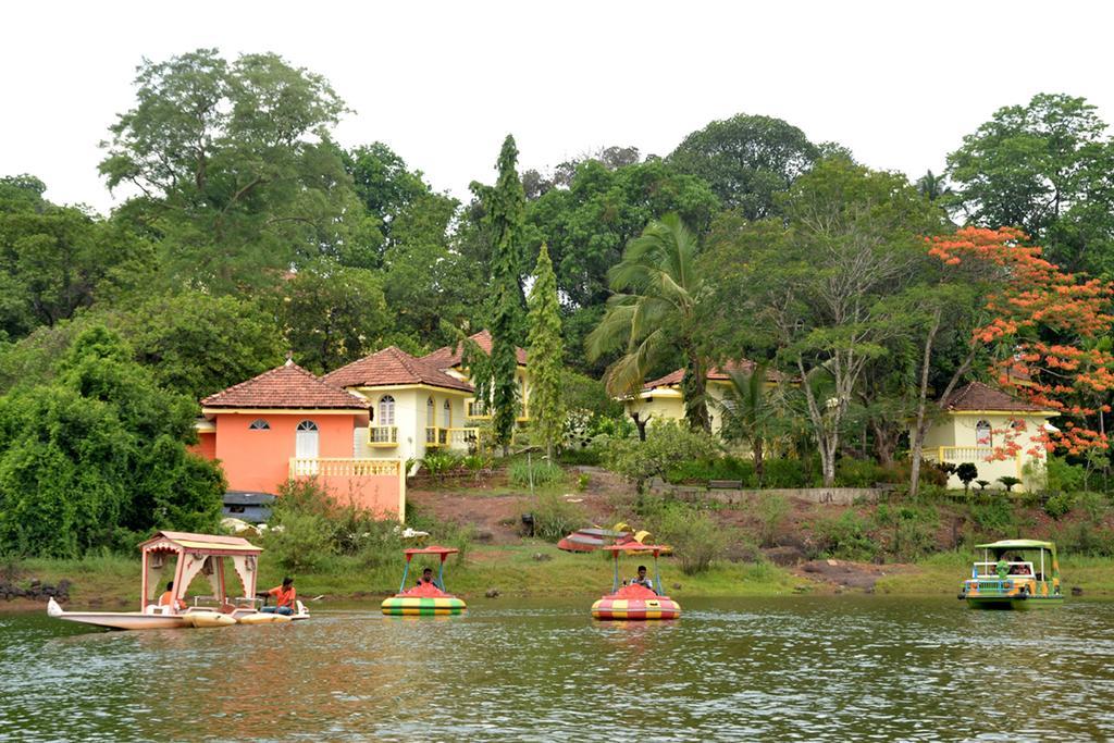 Mayem Lakeview Hotel Goa Kültér fotó