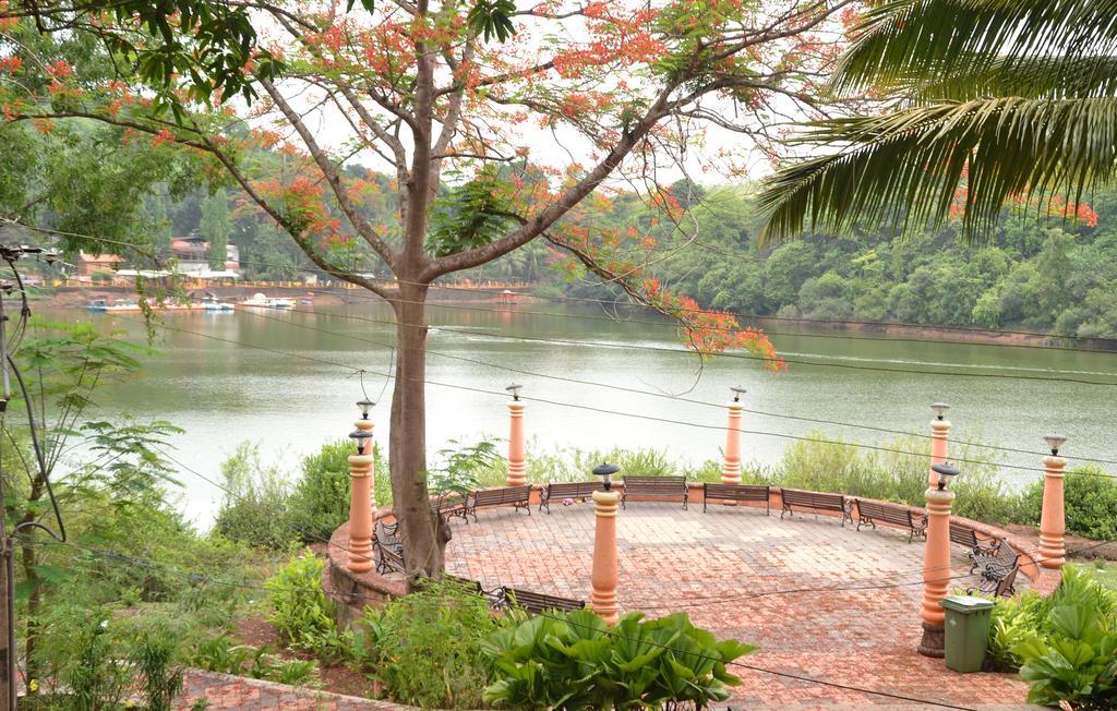 Mayem Lakeview Hotel Goa Kültér fotó
