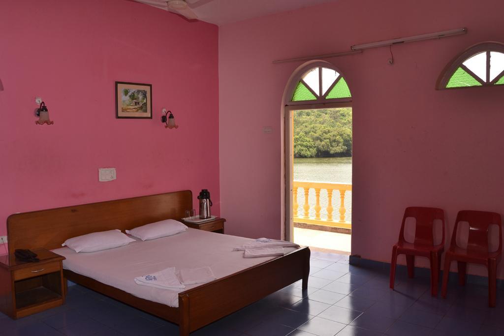 Mayem Lakeview Hotel Goa Szoba fotó