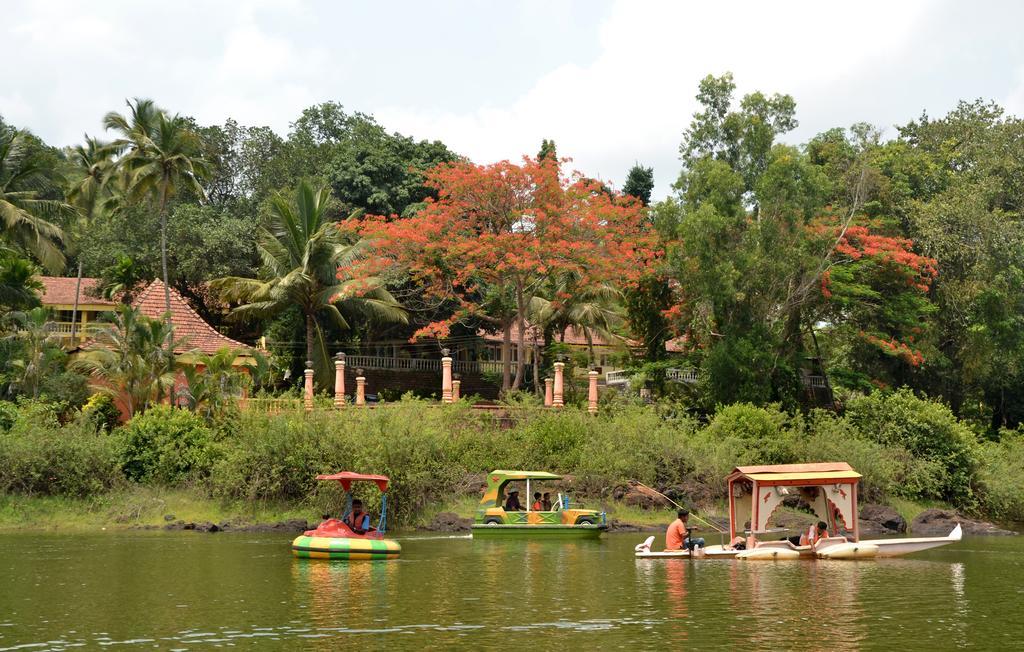 Mayem Lakeview Hotel Goa Kültér fotó