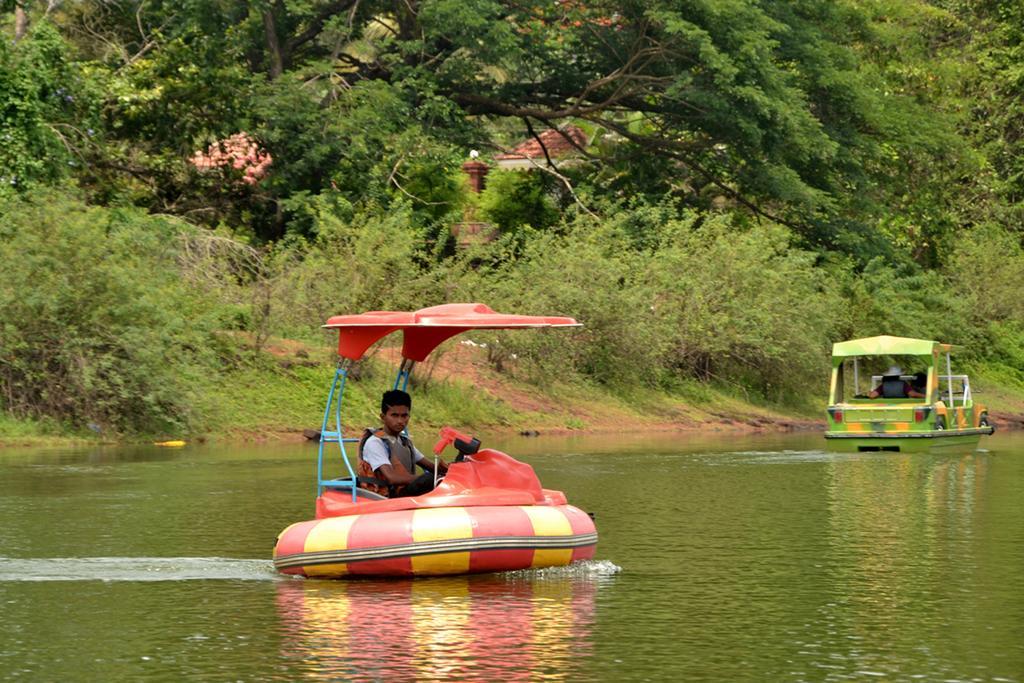 Mayem Lakeview Hotel Goa Kültér fotó